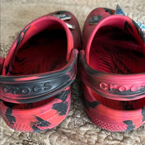 CROCS Kids Red and Black Detroit Lions Sandals with Sports Charms size J1 - Picture 4 of 8